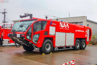 まるで装甲車 空港の消防車はなぜデカいのか 「赤」じゃないものも 街中の消防車との違い