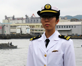 日本初 潜水艦の女性幹部が誕生 金色のドルフィンマークを胸元に