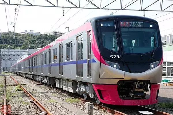 「座れる有料列車」堅調 通勤はお金かけて密回避の時代に？ 本数増には課題も