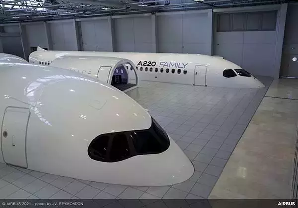 海外のみ導入のエアバスの異端児「A220」の機内 動画でガッツリ見られるように