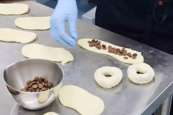 「ドクターイエローの黄色はターメリックがよく似合う 「新幹線ドーナツ」誕生の裏側」の画像