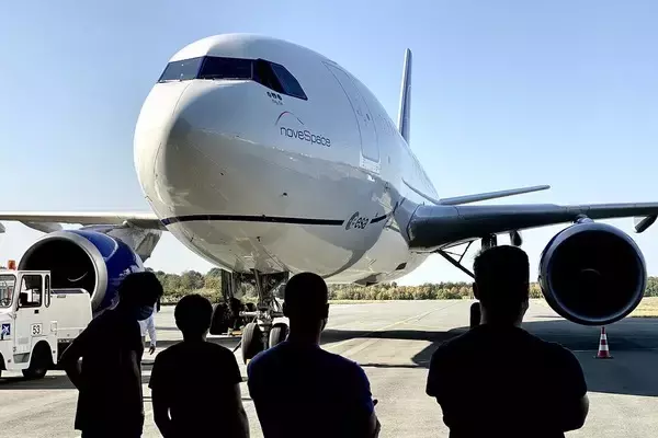 超絶急角度で上昇する「エアバスA310」 なぜ？ フツーの旅客便ではあり得ない乱高下