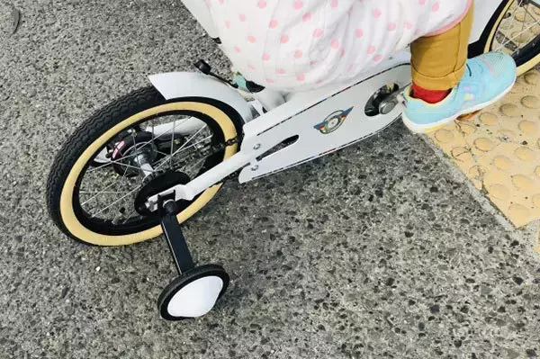 「“ペダルなし”には200年かかった？ 幼児用自転車の紆余曲折 自転車デビュー早めたキックバイク」の画像