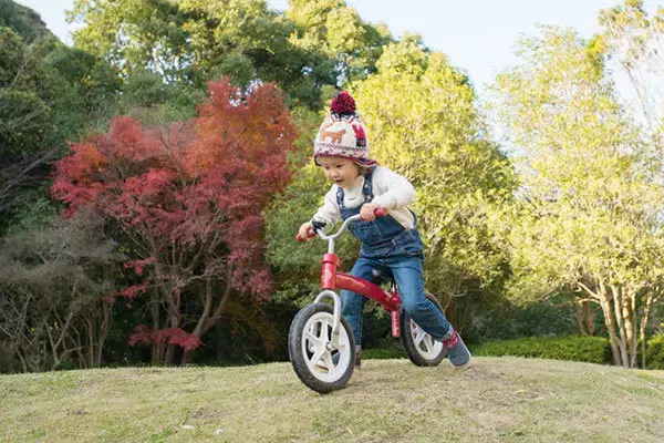 “ペダルなし”には200年かかった？ 幼児用自転車の紆余曲折 自転車デビュー早めたキックバイク