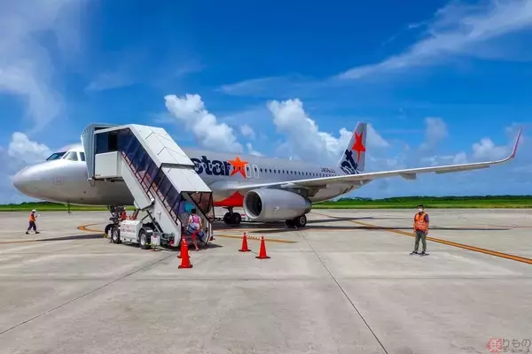 飛行機の「右側のドア」はいつ使う？ 乗降口が左側のドアばかりな理由