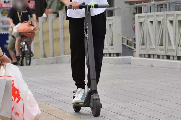 大阪府警の電動キックボード取締りに密着 浸透しないルール 「現場で検挙」踏み切れた理由