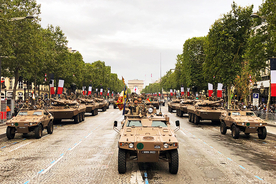 フランス革命記念軍事パレード 2年ぶり実施 新塗装の戦闘車両も