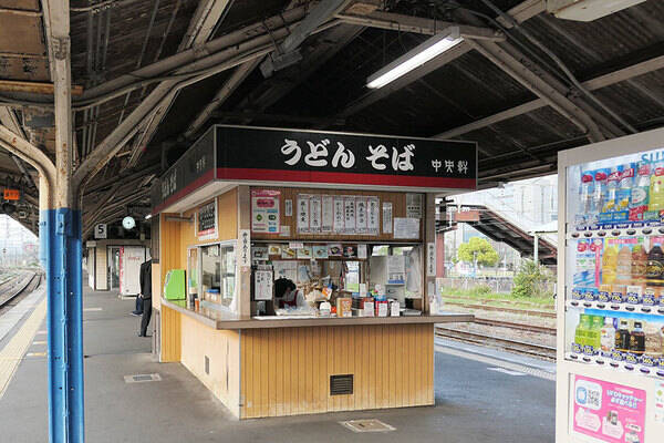 かしわうどんに レモン 合う 九州駅グルメのド定番 65年越し新機軸が話題に 21年7月26日 エキサイトニュース