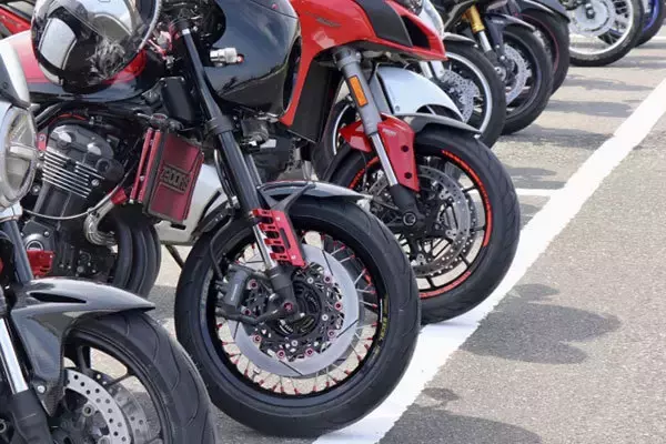 知っておきたいバイク乗りの“ハンドサイン” バイク人気沸騰で初心者増加中の今こそ！