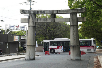 まるで「西鉄バス専用参道」 日本三大八幡の境内に通じる廃線跡の不思議な道 名残は随所に