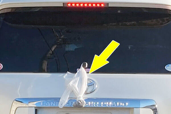 車のリアにビニール袋ぶらぶら 中身はなに 車内に入れておくと大変だから 21年8月21日 エキサイトニュース