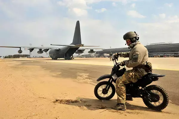 「自衛隊や米軍も重用する「カワサキ」とは？ 米軍はディーゼル仕様も 二輪ならではの戦術」の画像