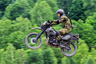 自衛隊や米軍も重用する「カワサキ」とは？ 米軍はディーゼル仕様も 二輪ならではの戦術