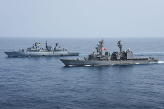 海自護衛艦「ゆうぎり」ソマリア沖で独フリゲート「バイエルン」と訓練を実施