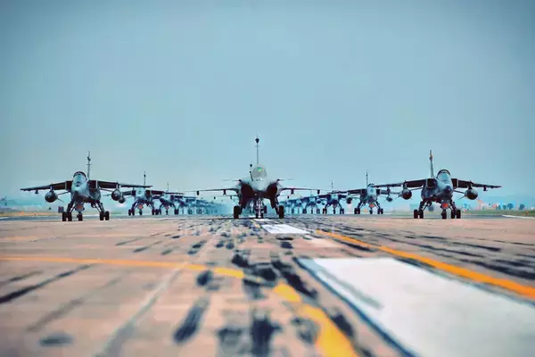 インド空軍「ラファール」＆「ジャギュア」で特大エレファントウォーク 独立75周年