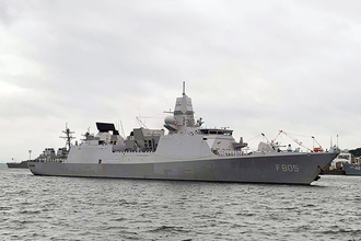 オランダ海軍「エファーツェン」が横須賀へ来航 空母「クイーン・エリザベス」のお供