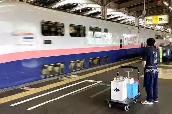 「E4系新幹線「Max」全2階建てゆえの弱点―引退迫るなか始まった「新たな試み」」の画像