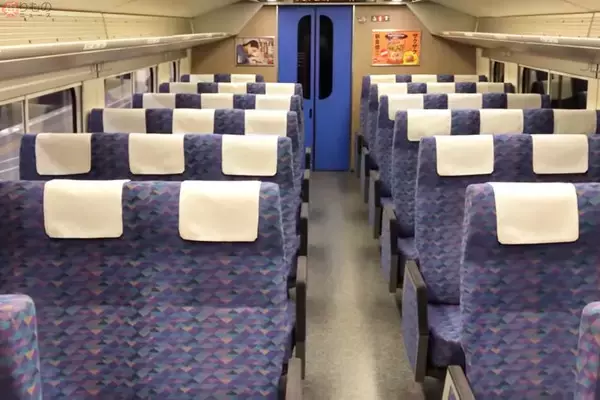 「E4系「Max」最大の特徴？ 激セマ6列席誕生の背景 マンモス車両の中身も革新的だった！」の画像