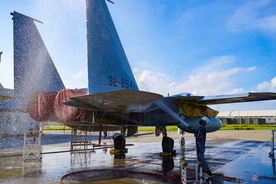 なぜ旅客機整備士が空自「F-15J」を洗っているの？ 珍景広がる那覇基地の裏側を取材