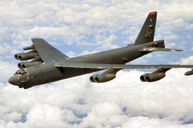 「成層圏の要塞」の異名持つ米B-52戦略爆撃機 2050年以降も飛ぶため新型エンジンへ