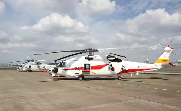 三菱重工 海上自衛隊向け新型哨戒ヘリの試作機2機を防衛省へ納入