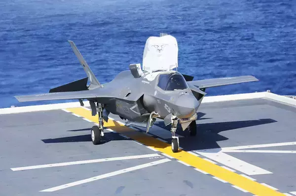 「海上自衛隊 ヘリ護衛艦「いずも」でF-35B戦闘機の発着艦を実施」の画像