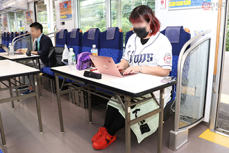 電車内にプリンター＆長机でお仕事どうぞ！ 西武がテレワーク列車を用意のワケ
