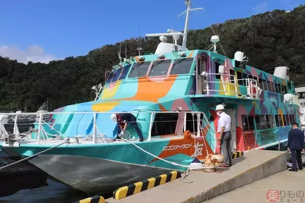 伊豆大島「風待ちの港」にまさかのジェットフォイル集結 非旅客港で避難救助訓練のワケ