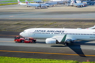 羽田のみの「赤の珍車」なぜ存在？ JAL「赤トーイングカー」の導入理由が面白い 実は2種類
