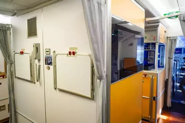 「遂に来るぞANA「オレンジのA380」！ ラスト1機”ウミガメ超巨大機”の全貌 出発直前にガチ潜入！」の画像