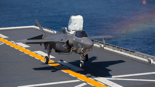 護衛艦「いずも」に初めて戦闘機が発着艦 その時ひるがえった「旗」は何を意味する？