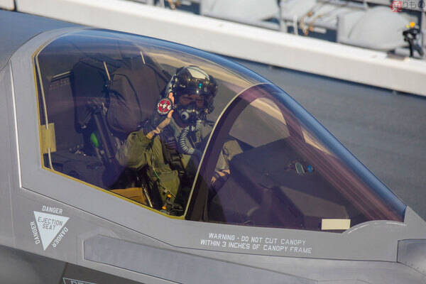 護衛艦「いずも」に初めて戦闘機が発着艦 その時ひるがえった「旗」は何を意味する？