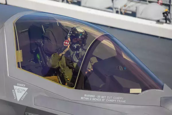 「護衛艦「いずも」に初めて戦闘機が発着艦 その時ひるがえった「旗」は何を意味する？」の画像