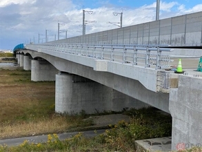 北陸新幹線と道路が一体 「併用橋」の全体像があらわに 見た目は「ふつうの道路橋？」