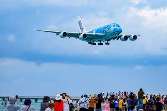 ANA巨大機A380 ついに「聖地」下地島へ初飛来！ 激映え着陸の様子 低空で異例の試みも