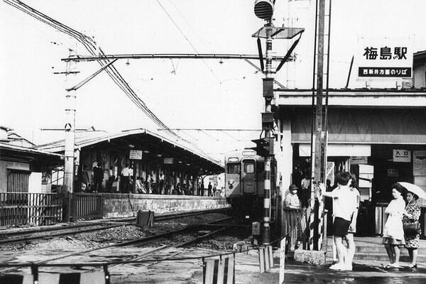 妙に長いホーム 上下線で盛大に「ズレた」乗り場なぜ？ 長さ新幹線級な東武線梅島駅