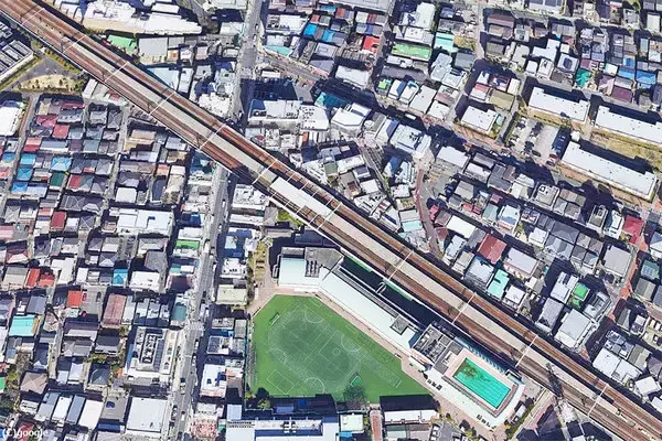 妙に長いホーム 上下線で盛大に「ズレた」乗り場なぜ？ 長さ新幹線級な東武線梅島駅