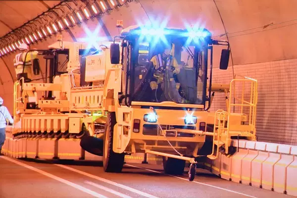 路上うねる超重コンクリートの蛇！ 高速道路で活用広がる「ロードジッパー」とは？