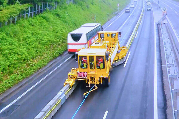 路上うねる超重コンクリートの蛇！ 高速道路で活用広がる「ロードジッパー」とは？