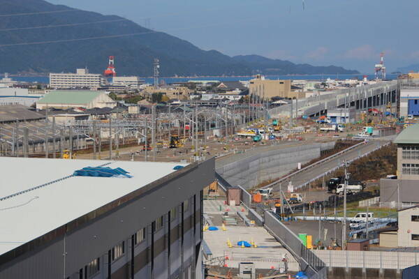 北陸新幹線の新拠点「敦賀車両基地」 工事現場のいまを見た！ 線路設置は意外と大変!?
