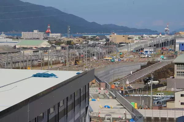 「北陸新幹線の新拠点「敦賀車両基地」 工事現場のいまを見た！ 線路設置は意外と大変!?」の画像
