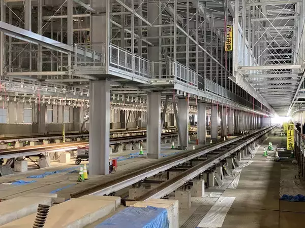 「北陸新幹線の新拠点「敦賀車両基地」 工事現場のいまを見た！ 線路設置は意外と大変!?」の画像