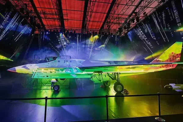 新型ステルス戦闘機「チェックメイト」ドバイで展示 ロシア国外での公開は初