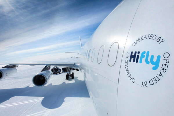 滑走路は「氷河」！ エアバスA340が初の南極へ着陸   フツーの便と運航どう違う？