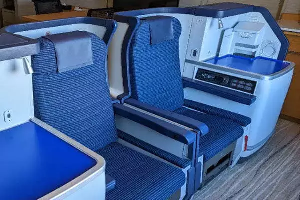 ANAビジネスクラス席で愛を語れる？部屋、羽田に出現 配置に工夫 エクセルホテル東急