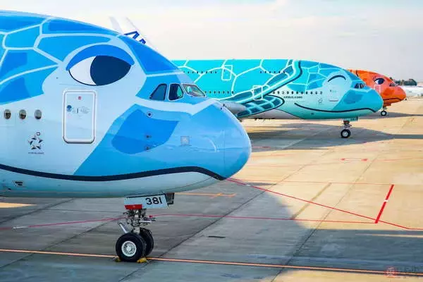 ついにキタ！ ANA巨大機「A380」3機揃う 全機異なる色やデザイン ド迫力の3ショット