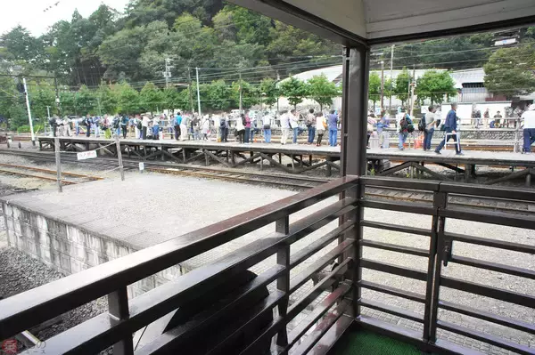 「優雅なる展望客車、元は通勤形電車!? 大井川鐵道スイテ82形 立ってたら真っ黒になる運用も」の画像