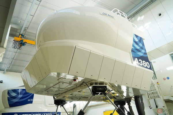貴重！ 超巨大旅客機「エアバスA380」シミュレーターに潜入 ほかのエアバス機とは違う？