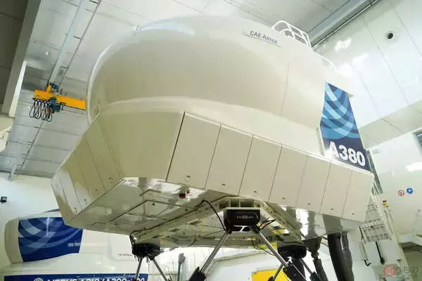 「貴重！ 超巨大旅客機「エアバスA380」シミュレーターに潜入 ほかのエアバス機とは違う？」の画像