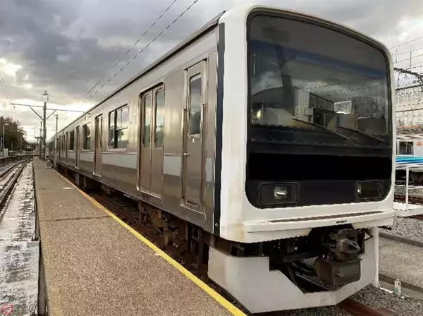 形式は「伊豆急3000系」に決定 元JR209系、無塗装で撮影会実施